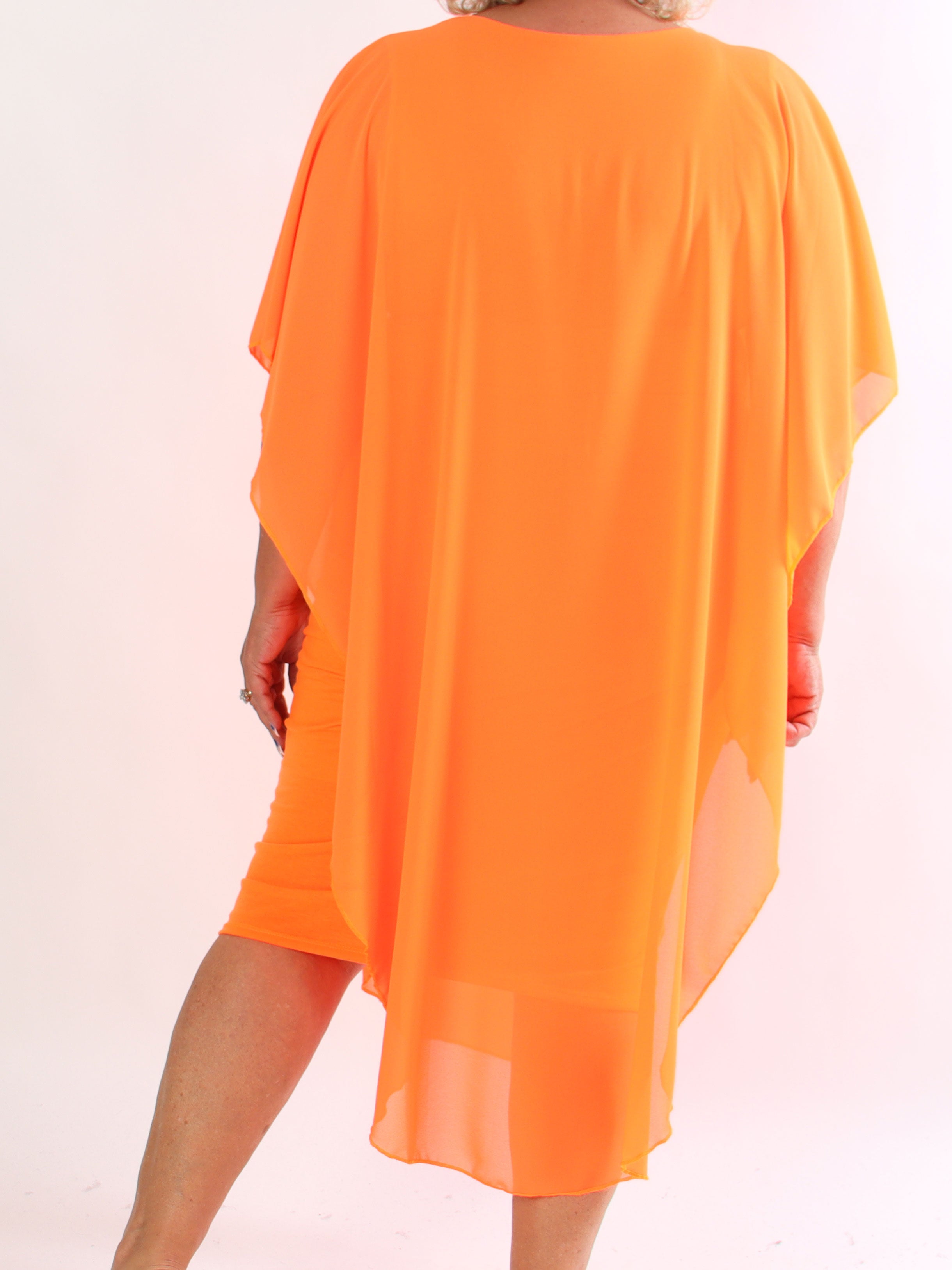 Kenya Long - Elegant plus size kjole med let chiffonlag og rund udskæring